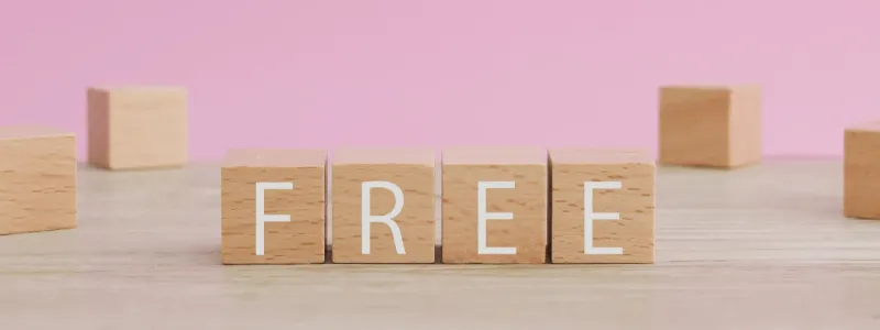 「free」と書かれた木のオブジェ